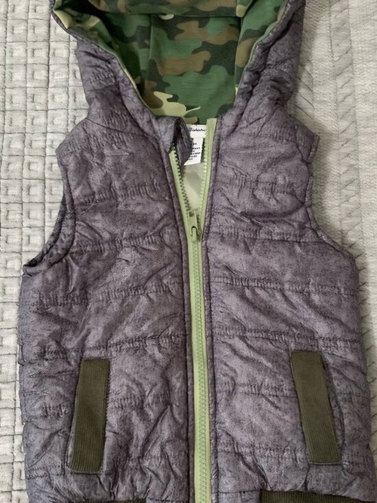 Tommy Bahama Other - Tommy Bahama grey puffer Green Fun camo Camping lined outdoor hoodie vest 2T
